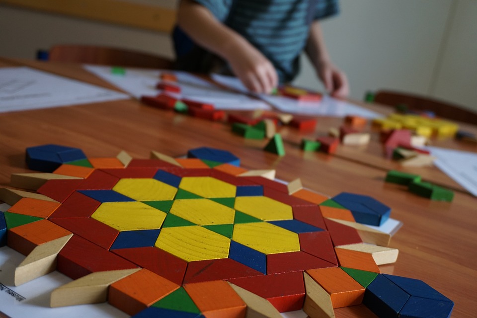 Stimuler la curiosité par le jeu